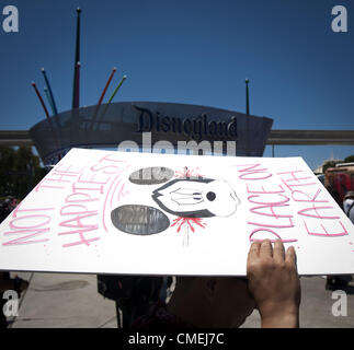 28 juillet 2012 - Anaheim, Californie, Etats-Unis - une image graphique de la souris de Mickey est affiché sur une pancarte des manifestants au South Harbor Blvd. entrée à Disneyland le samedi après-midi..---plusieurs dizaines de manifestants ont comparu à l'entrée de Disneyland sur South Harbor Blvd. Samedi avec des signes et des pancartes pour protester contre la récente fusillade morts de plusieurs jeunes hommes impliqués dans des affrontements avec la Police d'Anaheim, notamment Manuel Diaz, 25 ans, qui disent les résidents n'était pas armé.Manifestations Week-end à Anaheim (Image Crédit : © David Bro/ZUMAPRESS.com) Banque D'Images