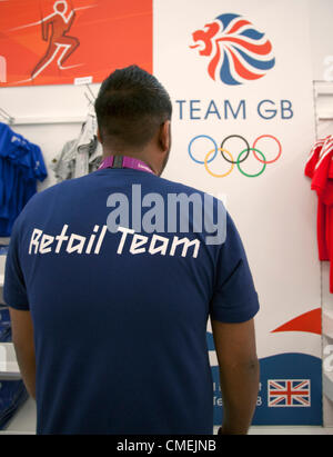 La commandite d'entreprise, image de marque et la vente au détail dans le Parc olympique de Londres 2012 - membre du personnel par l'équipe Go dans la section boutique officielle Banque D'Images