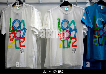 La commandite d'entreprise, image de marque et la vente au détail dans le Parc olympique de Londres 2012 - deux T-shirts en vente Banque D'Images