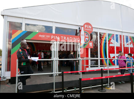 La commandite d'entreprise, image de marque et la vente au détail dans le Parc olympique de Londres 2012 - Coca-Cola Pin Trading facility Banque D'Images