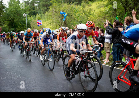 29 juillet 2012 Jeux Olympiques de Londres, du cyclisme féminin course sur route. Ici, à Fort Hill dans le Surrey, Emma Pooley en provenance de Grande-Bretagne suivi le peloton coureurs pendant la course sur route. Banque D'Images