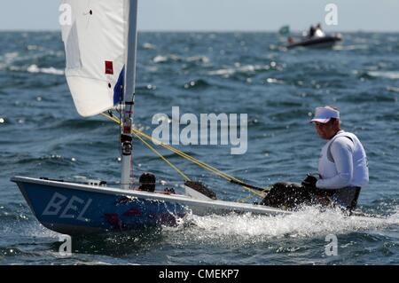 La voile olympique, action pendant les Jeux Olympiques de 2012 à Londres au lieu de Weymouth et Portland, Dorset, Angleterre, Royaume-Uni. Evi Van Acker de Belgique à la classe Laser Radial Femmes 30 juillet 2012 PHOTO : SERVICE DE PRESSE DE DORSET Banque D'Images