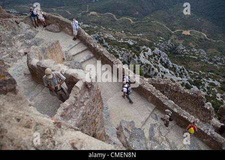 Septembre 02, 2010 - Cucugnan, France - Le château de Quéribus est un château en ruines sur la commune de Cucugnan, France. Quéribus est l'une des "cinq fils de Carcassonne", avec Aguilar, Peyrepertuse, Puilaurens et Termes : cinq châteaux stratégiquement placé pour défendre la frontière française contre les Espagnols, jusqu'à la frontière a été déplacée en 1659. Il est considéré comme le dernier bastion cathare. Quéribus est élevé et isolé. Il se dresse au sommet de la crête la plus élevée à des kilomètres à la ronde. En 1951, travaux de restauration de la tourelle a commencé, et entre 1998-2002 une restauration complète du château a été entrepris : le ca Banque D'Images