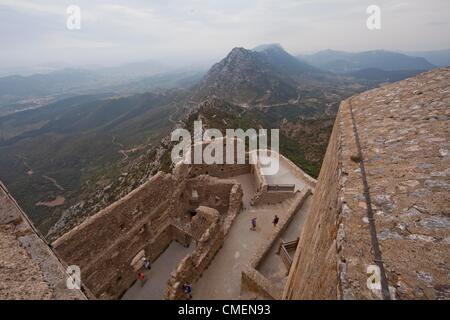 Septembre 02, 2010 - Cucugnan, France - Le château de Quéribus est un château en ruines sur la commune de Cucugnan, France. Quéribus est l'une des "cinq fils de Carcassonne", avec Aguilar, Peyrepertuse, Puilaurens et Termes : cinq châteaux stratégiquement placé pour défendre la frontière française contre les Espagnols, jusqu'à la frontière a été déplacée en 1659. Il est considéré comme le dernier bastion cathare. Quéribus est élevé et isolé. Il se dresse au sommet de la crête la plus élevée à des kilomètres à la ronde. En 1951, travaux de restauration de la tourelle a commencé, et entre 1998-2002 une restauration complète du château a été entrepris : le ca Banque D'Images