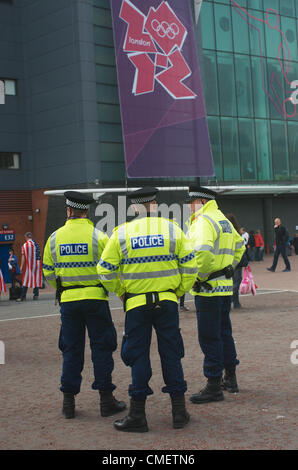 Le mardi 31 juillet 2012. Trois agents de police sont en service à l'extérieur d'Old Trafford, Manchester United's, où une femme olympique de football du match sera joué plus tard dans l'après-midi entre les USA et la RPD de Corée. Manchester, UK. Banque D'Images