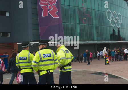 Le mardi 31 juillet 2012. Trois agents de police sont en service à l'extérieur d'Old Trafford, Manchester United's, où une femme olympique de football du match sera joué plus tard dans l'après-midi entre les USA et la RPD de Corée. Manchester, UK 31-07-2012 Banque D'Images