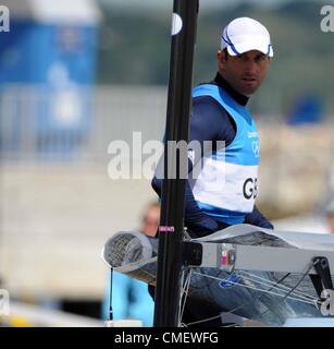 Ben Ainslie obtenir son bateau préparé pour le deuxième jour de course de la classe Finn olympique aujourd'hui (lundi) à Portland Dorset. Photo par : DORSET MEDIA SERVICE Banque D'Images