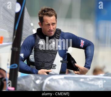 Ben Ainslie obtenir son bateau préparé pour le deuxième jour de course de la classe Finn olympique aujourd'hui (lundi) à Portland Dorset. 30 juillet, 2012 Photo par : DORSET MEDIA SERVICE Banque D'Images