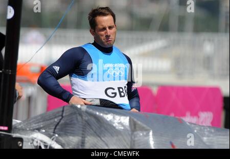 Ben Ainslie obtenir son bateau préparé pour le deuxième jour de course de la classe Finn olympique aujourd'hui (lundi) à Portland Dorset. 30 juillet, 2012 Photo par : DORSET MEDIA SERVICE Banque D'Images