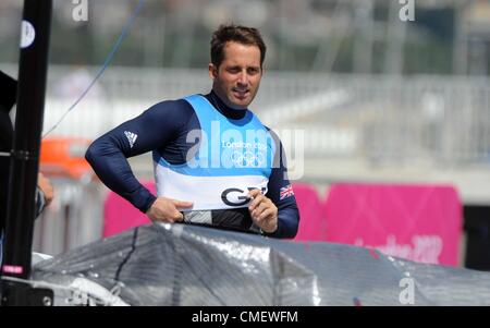 Ben Ainslie obtenir son bateau préparé pour le deuxième jour de course de la classe Finn olympique aujourd'hui (lundi) à Portland Dorset. 30 juillet, 2012 Photo par : DORSET MEDIA SERVICE Banque D'Images