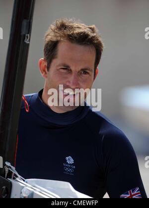 Ben Ainslie obtenir son bateau préparé pour le deuxième jour de course de la classe Finn olympique aujourd'hui (lundi) à Portland Dorset. 30 juillet, 2012 Photo par : DORSET MEDIA SERVICE Banque D'Images