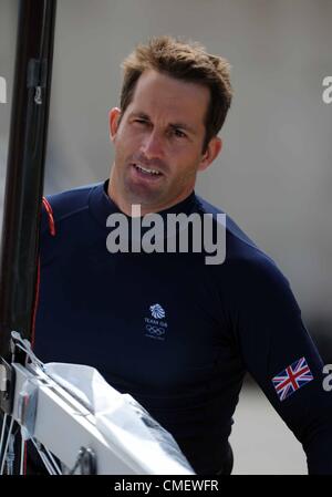 Ben Ainslie obtenir son bateau préparé pour le deuxième jour de course de la classe Finn olympique aujourd'hui (lundi) à Portland Dorset. 30 juillet, 2012 Photo par : DORSET MEDIA SERVICE Banque D'Images