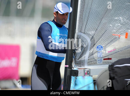 Ben Ainslie obtenir son bateau préparé pour le deuxième jour de course de la classe Finn olympique aujourd'hui (lundi) à Portland Dorset. 30 juillet, 2012 Photo par : DORSET MEDIA SERVICE Banque D'Images