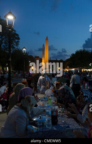 Istanbul, Turquie. Le mardi 31 juillet 2012. Ramazan (Ramadan) est presque moitié plus. Pique-nique sur les musulmans tableaux fournis par la municipalité de Sultan Ahmet, district de la vieille ville d'Istanbul, Turquie. C'est la place en face de la Mosquée Bleue, avec l'obélisque en arrière-plan Banque D'Images