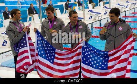 31 juillet 2012 - Londres, Angleterre, Royaume-Uni - Michael Phelps, Ryan Lochte, Conor Dwyer et Ricky Berens porte leurs médailles d'or dans l'épreuve du 4 x 200 m relais nage libre dans les Jeux Olympiques de Londres 20120 à l'Aquatics Center le 31 juillet 2012 à Londres, Royaume-Uni. (Crédit Image : © Paul Kitagaki Jr./ZUMAPRESS.com) Banque D'Images