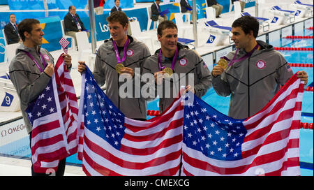 31 juillet 2012 - Londres, Angleterre, Royaume-Uni - Michael Phelps, Ryan Lochte, Conor Dwyer et Ricky Berens porte leurs médailles d'or dans l'épreuve du 4 x 200 m relais nage libre dans les Jeux Olympiques de Londres 20120 à l'Aquatics Center le 31 juillet 2012 à Londres, Royaume-Uni. (Crédit Image : © Paul Kitagaki Jr./ZUMAPRESS.com) Banque D'Images