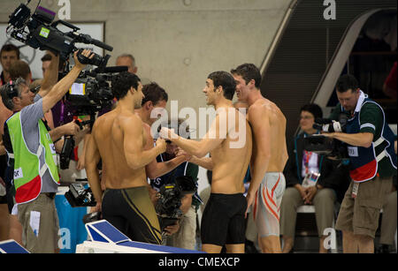 31 juillet 2012 - Londres, Angleterre, Royaume-Uni - Michael Phelps parle avec ses coéquipiers Ricky Berens, Ryan Lochte et Conor Dwyer après avoir remporté la médaille d'or dans l'épreuve du 4 x 200 m relais nage libre dans les Jeux Olympiques de Londres 20120 à l'Aquatics Center le 31 juillet 2012 à Londres, Royaume-Uni. (Crédit Image : © Paul Kitagaki Jr./ZUMAPRESS.com) Banque D'Images