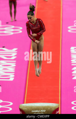 McKayla Maronney (USA) préformes la voûte au cours de l'équipe de gymnastique féminine à la finale des Jeux Olympiques d'été de 2012, Londres, Angleterre Banque D'Images