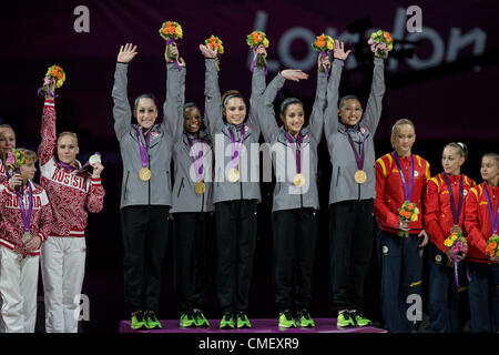 Team USa L-R Jordyn Wieber, Gabrielle Douglas,McKayla Maroney, Alexandra Raisman, Kyla Ross d'or olympique dans l'équipe de gymnastique féminine te finales à l'été 2012 Jeux olympiques, Londres, Angleterre Banque D'Images