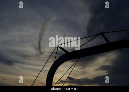 31 juillet 2012 - Londres, Angleterre, Royaume-Uni - le crépuscule et l'obscurité des nuages planent sur une station de DLR sur le cinquième jour de la 2012 London Jeux Olympiques d'été. (Crédit Image : © Mark Makela/ZUMAPRESS.com) Banque D'Images