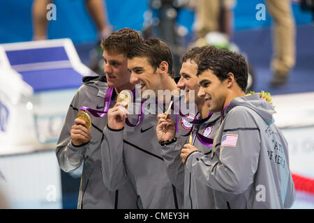 Michael Phelps (USA)-3rd de la droite avec ses coéquipiers L-R Conor Dwyer, Ryan Lochte, et Ricky Berens dans l'épreuve du 4 X 200 mètres nage libre finale du relais, où il a remporté l'or et un record de 19 médailles olympiques en compétition aux Jeux Olympiques d'été de 2012, Londres, Angleterre. Banque D'Images