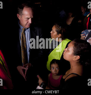 31 juillet 2012 - Anaheim, Californie, USA - Anaheim Maire Tom Tait est arrêté par un mère émotionnel comme il a quitté l'entraînement mardi soir Anna réunion communautaire où elle a plaidé, ''Veuillez faire quelque chose, ma fille ne peut pas dormir elle a si peur.''----maire d'Anaheim Tom Tait rencontré les résidents le mardi soir sur le site où Manuel Diaz, 25 ans, a été tué par la police d'Anaheim le 21 juillet 2012. Environ 3 douzaines de résidents ont partagé leurs préoccupations avec Tait dans l'accueil de Yesenia Rojas à quelques mètres d'où DIaz a été tué. (Crédit Image : © David Bro/ZUMAPRESS.com) Banque D'Images