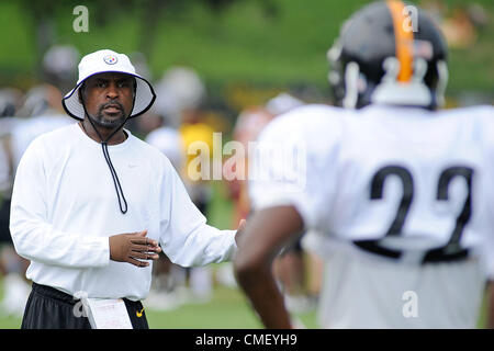 31 juillet 2012 - En cours entraîneur des demis Kirby Wilson est sur le terrain après avoir été gravement brûlé à son domicile en janvier travailler avec Pittsburgh Steelers running back Chris Rainey (22) comme les Pittsburgh Steelers se préparer pour la saison 2012-2013 au cours de camp d'entraînement à Saint Vincent College à Latrobe, PA. Credit : ZUMA Press, Inc. / Alamy Live News. Banque D'Images