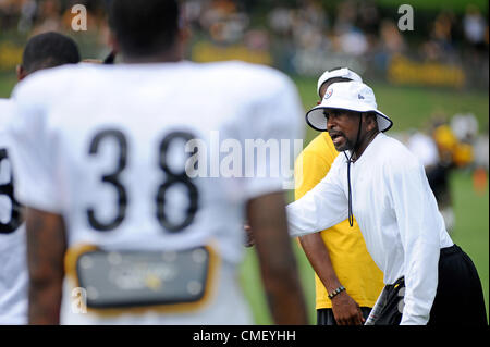 31 juillet 2012 - En cours entraîneur des demis Kirby Wilson est sur le terrain après avoir été gravement brûlé à son domicile en janvier travaille avec son équipe comme le Pittsburgh Steelers préparer la saison 2012-2013 au cours de camp d'entraînement à Saint Vincent College à Latrobe, PA. Credit : ZUMA Press, Inc. / Alamy Live News. Banque D'Images