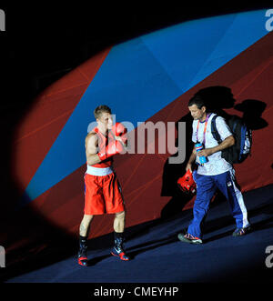 La République tchèque Zdenek Chladek, gauche, photographié devant un super-légers 64 kg de l'avant-match de boxe contre la Mongolie au Munkh-Erdene Uranchumeg au Jeux Olympiques d'été de 2012, à Londres, le mardi 31 juillet 2012. (Photo/CTK Radek Petrasek) Banque D'Images