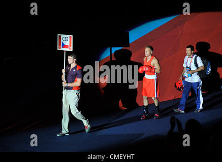 La République tchèque Zdenek Chladek, centre, photographié devant un super-légers 64 kg de l'avant-match de boxe contre la Mongolie au Munkh-Erdene Uranchumeg au Jeux Olympiques d'été de 2012, à Londres, le mardi 31 juillet 2012. (Photo/CTK Radek Petrasek) Banque D'Images