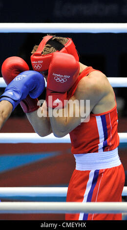 La République tchèque Zdenek Chladek, droite, combat l'Uranchumeg Munkh-Erdene de la Mongolie au cours d'une super-légers 64 kg de l'avant-match de boxe au Jeux Olympiques d'été de 2012, à Londres, le mardi 31 juillet 2012. (Photo/CTK Radek Petrasek) Banque D'Images