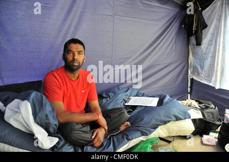 Stratford, London, UK. 1er août 2012. À l'intérieur de sa tente, de l'activiste politique, Gobi Sivanthan est dans le onzième jour [a commencé le 22 juillet et prendra fin le 12 août], d'une grève de la faim dans une tente, seulement cinq minutes à pied de la Westfield Shopping Centre et le parc olympique. C'est pour se souvenir de 'Black' juillet lorsque le gouvernement sri-lankais a un pogrom contre les Tamouls de l'Eelam en juillet 1983. Banque D'Images