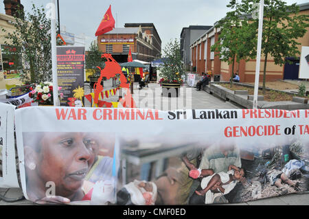 Stratford, London, UK. 1er août 2012. Le site de l'activiste politique tamoul, Gobi est Sivanthan dans le onzième jour [a commencé le 22 juillet et prendra fin le 12 août], d'une grève de la faim dans une tente, seulement cinq minutes à pied de la Westfield Shopping Centre et le parc olympique. C'est pour se souvenir de 'Black' juillet lorsque le gouvernement sri-lankais a un pogrom contre les Tamouls de l'Eelam en juillet 1983. Banque D'Images