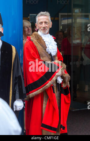 Son Altesse Royale la Princesse Benedikte du Danemark s'est rendu aujourd'hui Northampton Mercredi, 1 août 2012 pour marquer l'liens commerciaux solides entre son comté et de la ville. Le maire Conseiller municipal Roger Conroy attend pour saluer SAR la Princesse Benedikte au musée et galerie d'Art à Guildhall road, Banque D'Images