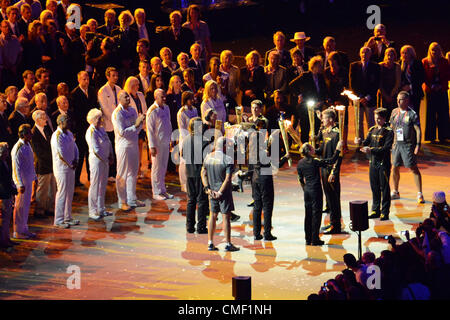 Londres, Angleterre - le 27 juillet, les jeunes athlètes de recevoir la flamme de Sir Steve Redgrave au cours de la cérémonie d'ouverture des Jeux Olympiques de Londres au Stade olympique le 27 juillet 2012 à Londres, Angleterre Photo de Roger Sedres / Images Gallo Banque D'Images