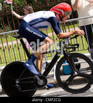 Bradley Wiggins gère un sourire sur son chemin à médaille d'or chez les hommes. Ici, il est indiqué de quitter London, West London, UK, pendant les étapes finales de la course, le mercredi 1 août. Les Jeux Olympiques de 2012 à Londres. 1er août 2012. UK Banque D'Images