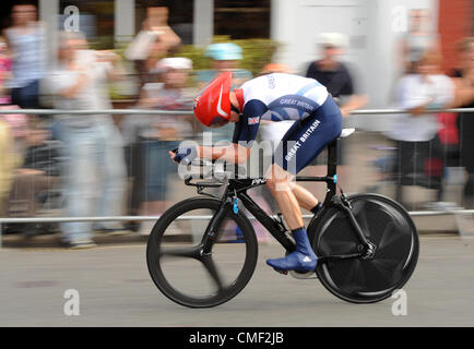 Surrey, UK. 1er août 2012. Chris Froome cycliste de l'équipe Go participe à l'étape de la Surrey olympique Londres 2012 Men's Time Trials de Hampton Court. Chris Froome a remporté le bronze et Bradley Wiggins a ensuite prendre la médaille d'or dans ce cas. Banque D'Images