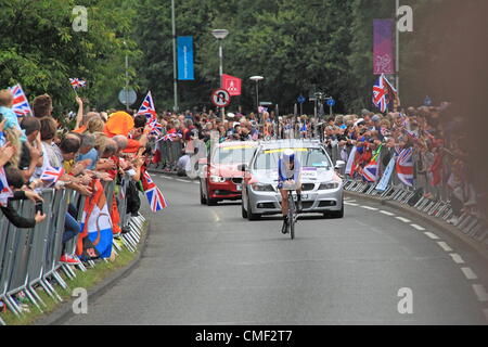 Jeux Olympiques de 2012 à Londres du cyclisme féminin. Mercredi 01/08/2012. Hampton Court chemin, East Molesey, Surrey, Angleterre, Royaume-Uni, UK. Kristin Armstrong remporte l'or pour les USA. Banque D'Images