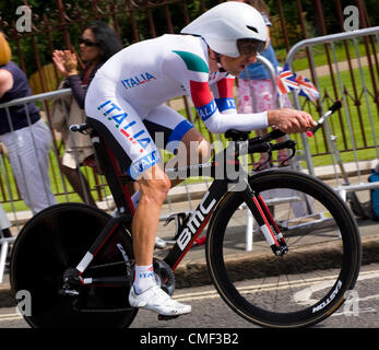 Marco Pinotti (Italie) dans l'épreuve du contre-la-montre final. Ici, il est indiqué de quitter London, West London, UK, pendant les étapes finales de la course, le mercredi 1 août. Les Jeux Olympiques de 2012 à Londres. Banque D'Images