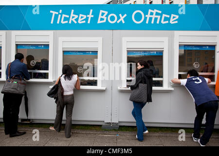 Jeux Olympiques de Londres 2012. Excel, Londres. Les files d'attente 01.08.2012 Jeux Olympiques de Londres de 2012 spectateurs au Ticket Office ExCel fort d'essayer de collecter des billets d'événement. Banque D'Images