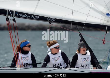 1er août 2012. Jeux Olympiques 2012 : Voile, action pendant les Jeux Olympiques de 2012 à Londres au lieu de Weymouth et Portland, Dorset, Angleterre, Royaume-Uni. Stephanie Hazard, Jenna Hansen et Susannah Pyatt de Nouvelle-Zélande dans la Women's Elliot 6m Match Racing Août 01st, 2012 Photo par : DORSET MEDIA SERVICE Banque D'Images