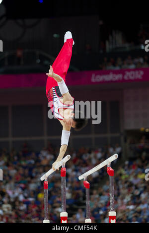 1er août 2012. Kazuhito Tanaka (JPN) qui font concurrence aux barres parallèles durant la dauphin total où il a gagné la médaille d'or au Jeux Olympiques d'été 2012, Londres, Angleterre. Banque D'Images