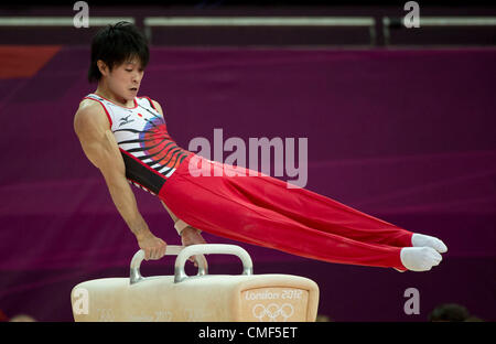 1 août, 2012 - Londres, Angleterre, Royaume-Uni - Kohei Uchimura (JPN) effectue sur le cheval suriner lors de sa médaille d'or en individuel hommes tout autour dans les Jeux Olympiques de Londres 20120 à l'Aquatics Centre sur 01 Août, 2012 à Londres, Royaume-Uni. (Crédit Image : © Paul Kitagaki Jr./ZUMAPRESS.com) Banque D'Images