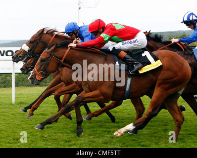 01.08.12 Chichester, Angleterre Richard Hughes sur LA GLOIRE OLYMPIQUE (Formateur Richard Hannon) Aller sur le poteau lors de Veuve Clicquot Vintage Stakes à Goodwood glorieuse Festival sur deux jours Banque D'Images