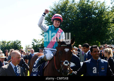 01.08.12 Chichester, Angleterre Tom Queally sur FRANKEL célèbre sa victoire en action lors d'Qipco Sussex Stakes (Colombie Britannique) de la série des Champions (groupe 1) au Festival de Goodwood glorieuse sur deux jours Banque D'Images