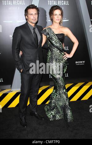 Aug 01, 2012 - Los Angeles, Californie, USA - actrice Kate Beckinsale, mari Len Wiseman au 'Total Recall' Hollywood Premiere. (Crédit Image : © Jeff Frank/ZUMAPRESS.com) Banque D'Images