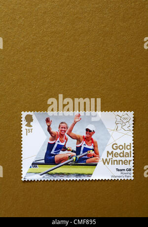 UK Jeudi 2 août 2012. Stamp à l'honneur médaille d'équipe gagnante GO femmes événement paires d'Aviron - Helen Glover et Heather Stanning. Timbre acheté et collé sur l'or olympique à envoyer à supporter. Banque D'Images