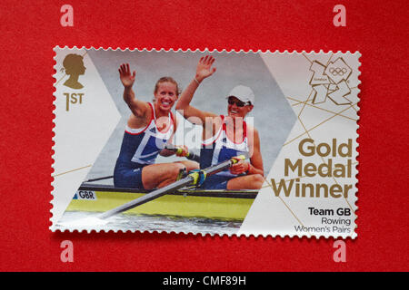 UK Jeudi 2 août 2012. Stamp à l'honneur médaille d'équipe gagnante GO femmes événement paires d'Aviron - Helen Glover et Heather Stanning. Timbre acheté et collé sur l'enveloppe rouge à envoyer à supporter olympique. Banque D'Images