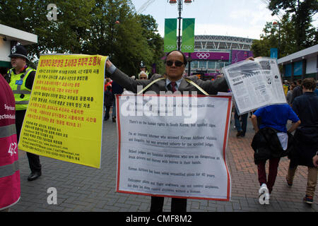 Londres, Royaume-Uni. 1er août 2012. Un manifestant à l'extérieur au stade de Wembley, de la police et des membres du Comité Olympique en veille. Banque D'Images