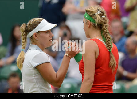 02.08.2012. Wimbledon, Londres, en Angleterre. Angelique Kerber de l'Allemagne (L), serre la main avec réagit Victoria Azarenka du Bélarus après match quart pendant les Jeux Olympiques de Londres 2012 Tournoi de tennis à Wimbledon, Londres, Grande-Bretagne, 02 août 2012. Banque D'Images